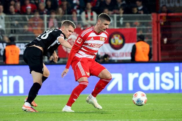 DEU, DFL, 1 FBL, 1 FC Union vs SC Freiburg, 01 11 2025, Stadion Alte Foersterei, Berlin, DEU, DFL, 1 FBL, 1 FC Union vs SC Freiburg, im Bild Andrej Ilic 1 FC Union Berlin 23 , Matthias Ginter FC Freiburg 28 DFL regulations prohibit any use of Photographs as image sequences and or quasi video nordphotoxGmbHx xEngler nph00076