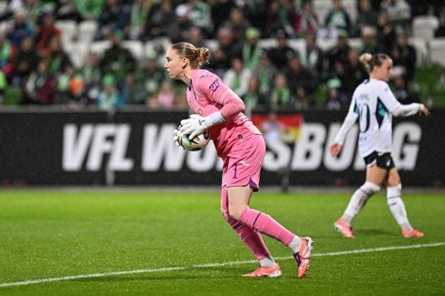 Soccer I Women I Season 2025 2026 I Bundesliga I 8 Matchday I VfL Wolfsburg TSG Hoffenheim I 01 11 2025 Laura Dick 1, TSG Hoffenheim with ball Crop, close-up, portrait, portrait, single photo, single image, body Wolfsburg AOK Stadium Lower Saxony Germany Copyright: xLobeca InesxHähnelx