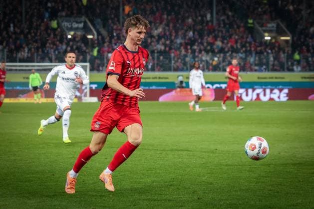 Jan Schoeppner 3 1FC Heidenheim 1846 in action, behind Mario Goetze 27 Eintracht Frankfurt , 1 FC Heidenheim 1846 vs Eintracht Frankfurt, Football, Men, DFL, Bundesliga, Season 2025 2026, Voith Arena, 9 Matchday, 01 11 2025 Heidenheim Baden Wuerttemberg Germany Copyright: xkolbert-press MartinxAgüerax