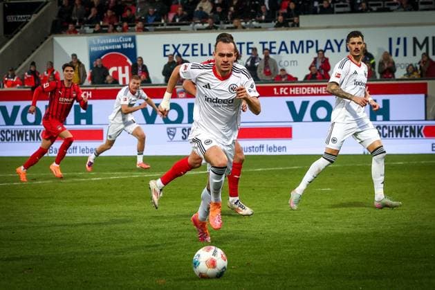 Arthur Theate 3 Eintracht Frankfurt in action, 1 FC Heidenheim 1846 vs Eintracht Frankfurt, Football, Men, DFL, Bundesliga, Season 2025 2026, Voith Arena, Matchday 9, 01 11 2025 Heidenheim Baden Wuerttemberg Germany Copyright: xkolbert-press MartinxAgüerax