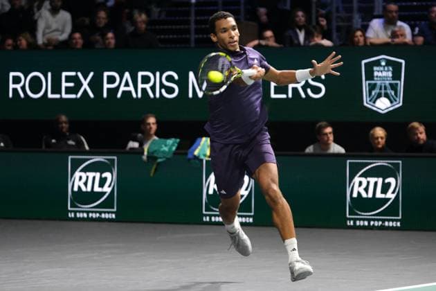 November 1, 2025, Nanterre, Hauts De Seine, France: FELIX AUGER ALIASSIME (CAN) returns the ball to ALEXANDER BUBLIK (KAZ) during the semi-final of Rolex Paris Masters 1000 tournament at La Defense Arena Stadium - Nanterre - France..Auger Aliassime won 7:6 6:4 Nanterre France - ZUMAp119 20251101_zaf_p119_022 Copyright: xPierrexSteveninx