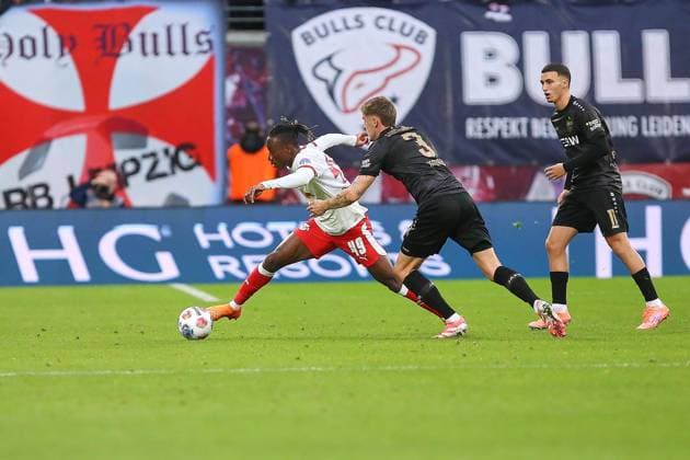 Leipzig, Saxony, Germany, 01 11 2025 Red Bull Arena 9 Matchday, Season 2025 26, 1 Soccer Bundesliga RB Leipzig VfB Stuttgart L R Yan Diomande 49, RBL , Ramon Hendriks 3, VfB Stuttgart , Nick Woltemade 11, VfB Stuttgart Copyright: xdtsxNachrichtenagenturx dts_91596