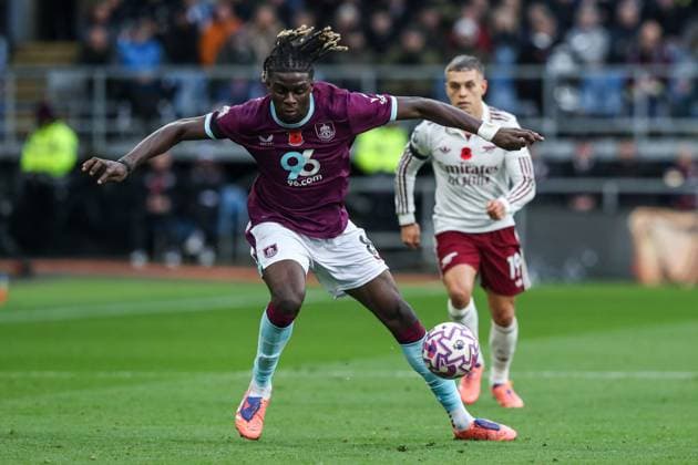 Premier League Burnley v Arsenal Lesley Ugochukwu of Burnley controls the ball under pressure during the Premier League match Burnley vs Arsenal at Turf Moor, Burnley, United Kingdom, 1st November 2025 (Photo by Jorge Horsted News Images) Burnley Turf Moor Lancashire United Kingdom Copyright: xJorgexHorsted NewsxImagesx
