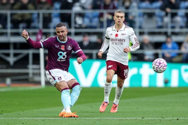 Premier League Burnley v Arsenal Kyle Walker of Burnley passes the ball forward during the Premier League match Burnley vs Arsenal at Turf Moor, Burnley, United Kingdom, 1st November 2025 (Photo by Jorge Horsted News Images) Burnley Turf Moor Lancashire United Kingdom Copyright: xJorgexHorsted NewsxImagesx