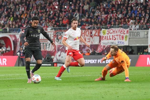 01 11 2025, xgox, Soccer 1 Bundesliga, RB Leipzig VfB Stuttgart emspor, v l Goal to 2 1 by Tiago Tomas Stuttgart, 8 DFL DFB REGULATIONS PROHIBIT ANY USE OF PHOTOGRAPHS as IMAGE SEQUENCES and or QUASI VIDEO Leipzig