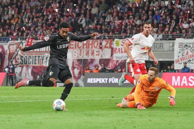 01 11 2025, xgox, Soccer 1 Bundesliga, RB Leipzig VfB Stuttgart emspor, v l Goal to 2 1 by Tiago Tomas Stuttgart, 8 DFL DFB REGULATIONS PROHIBIT ANY USE OF PHOTOGRAPHS as IMAGE SEQUENCES and or QUASI VIDEO Leipzig