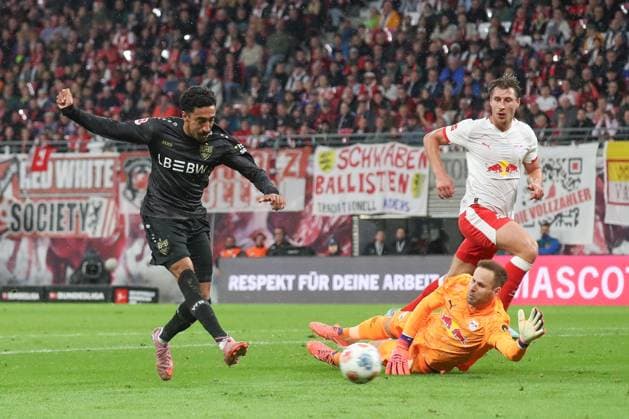 01 11 2025, xgox, Soccer 1 Bundesliga, RB Leipzig VfB Stuttgart emspor, v l Goal to 2 1 by Tiago Tomas Stuttgart, 8 DFL DFB REGULATIONS PROHIBIT ANY USE OF PHOTOGRAPHS as IMAGE SEQUENCES and or QUASI VIDEO Leipzig