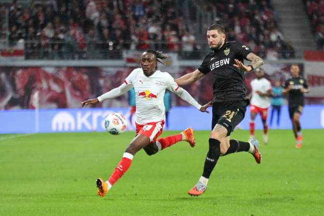 RB Leipzig vs VfB Stuttgart, 01 11 2025 LEIPZIG, GERMANY NOVEMBER 1 Yan Diomande 49, RB Leipzig vs Jeff Chabot 24, VfB Stuttgart during the Bundesliga match between RB Leipzig vs VfB Stuttgart at Red Bull Arena on matchday 9 of Bundesliga 1 on November 1, 2025 in Leipzig, Germany DFL REGULATIONS PROHIBIT ANY USE OF PHOTOGRAPHS AS IMAGE SEQUENCES AND OR QUASI VIDEO Copyright: xBEAUTIFULxSPORTS JanxKaeferx