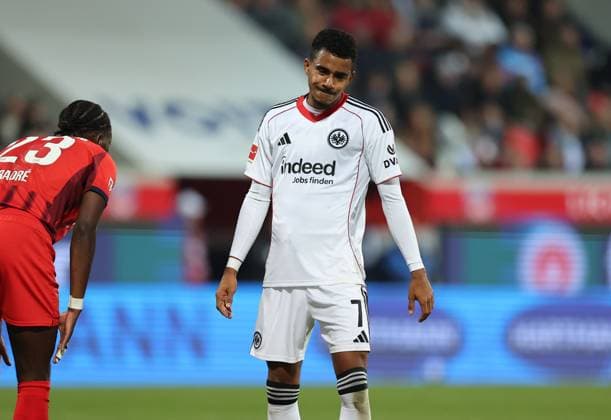 01 11 2025, Football Bundesliga, 1 FC Heidenheim Eintracht Frankfurt, v l , Ansgar Knauff Eintracht Frankfurt enttaeuscht, enttaeuscht schauend, dissapointed, traurig, frustiert, frust, gefrustet DFL DFB REGULATIONS PROHIBIT ANY USE OF PHOTOGRAPHS AS IMAGE SEQUENCES AND OR QUASI VIDEO xdcx Copyright: HMBxMedia Claus