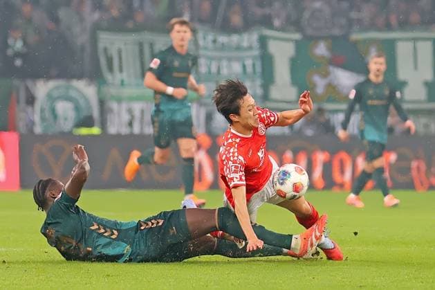 Mainz, Germany 01 November 2025 1 BL 2025 2026 FSV Mainz 05 vs SV Werder Bremen In picture from left in duel Karim Coulibaly SVW vs Jae sung Lee Mainz DFL regulations prohibit any use of photographs as image sequences and or quasi video Mewa Arena Rheinland Pfalz Copyright: xFotostandx xRacochax