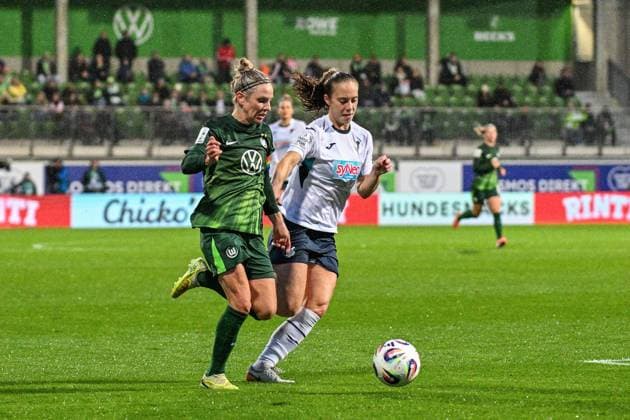 Soccer I Women I Season 2025 2026 I Bundesliga I Matchday 8 I VfL Wolfsburg TSG Hoffenheim I 01 11 2025 Duel Svenja Huth 10, VfL Wolfsburg vs Jamilla Sofia Rankin 5, TSG Hoffenheim Wolfsburg AOK Stadion Niedersachsen Germany Copyright: xLobeca InesxHähnelx