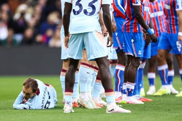 Crystal Palace gegen Brentford 01 November 2025, London Premier League Fußball Crystal Palace gegen Brentford Mikkel Damsgaard von Brentford legt sich hinter der Mauer nieder Foto Jacques Feeney Abseits London UK  Copyright: xJacquesxFeeneyx xOffsidexOffside
