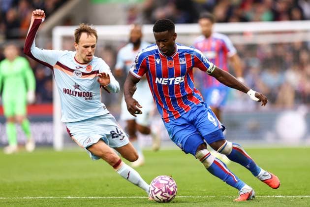 Crystal Palace gegen Brentford 01 November 2025, London Premier League Fußball Crystal Palace gegen Brentford Marc Guehi von Crystal Palace und Mikkel Damsgaard von Brentford Foto Jacques Feeney Abseits London UK  Copyright: xJacquesxFeeneyx xOffsidexOffside