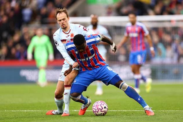 Crystal Palace gegen Brentford 01 November 2025, London Premier League Fußball Crystal Palace gegen Brentford Marc Guehi von Crystal Palace und Mikkel Damsgaard von Brentford Foto Jacques Feeney Abseits London UK  Copyright: xJacquesxFeeneyx xOffsidexOffside