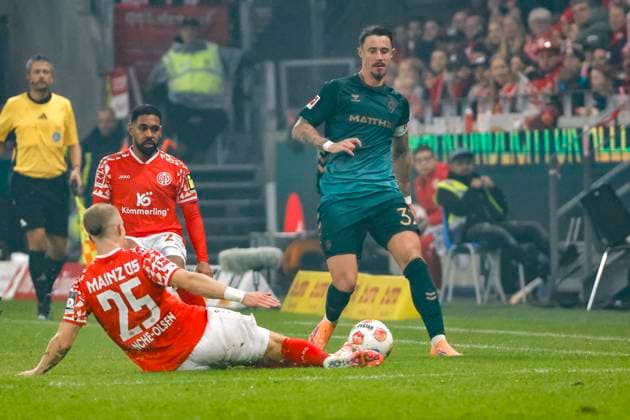 Andreas Hanche Olsen 1 FSV Mainz, 25 and Marco Friedl SV Werder Bremen, 32 in duel , Germany, Soccer, 1 Bundesliga, Matchday 9, 2025 2026, 1 FSV Mainz vs Werder Bremen, 01 11 2025, Mewa Arena, Mainz, Germany Mainz Mewa Arena Rheinland Pfalz Germany Copyright: xGrantxHubbsx