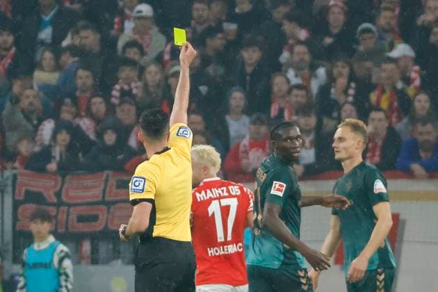Karim Coulibaly SV Werder Bremen, 31 gets the yellow card from referee Florian Badstuˆbner , Germany, Football, 1 Bundesliga, Matchday 9, 2025 2026, 1 FSV Mainz vs Werder Bremen, 01 11 2025, Mewa Arena, Mainz, Germany Mainz Mewa Arena Rheinland Pfalz Germany Copyright: xGrantxHubbsx