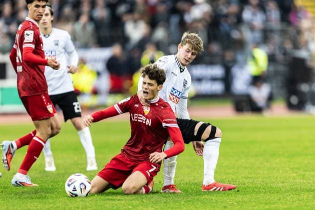 Football, Season 2025 2026, 3 Liga, Donaustadion Ulm, Matchday 13, SSV Ulm 1846 Football VfB Stuttgart II, 01 11 2025 01 11 2025, Football, Season 2025 2026, 3 Liga, Donaustadion Ulm, Matchday 13, SSV Ulm 1846 Football VfB Stuttgart II, v l 7 Lauri Penna VfB Stuttgart II , 34 Jan Boller SSV Ulm 1846 Football Photo Lucca Fundel Ulm Donaustadion Baden Württemberg Germany