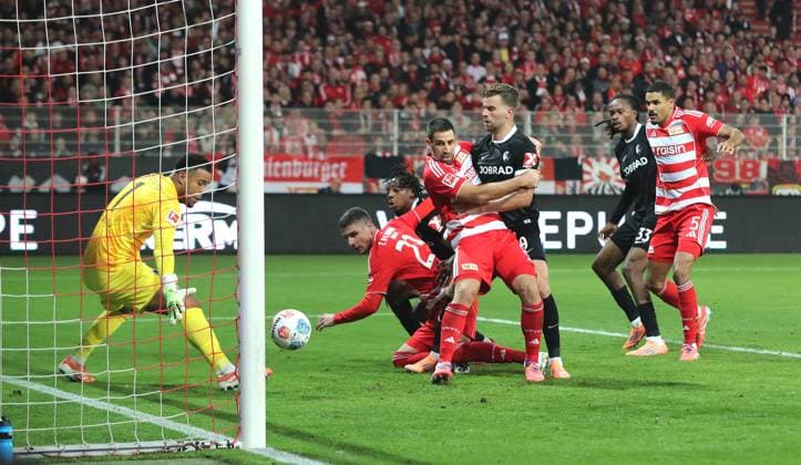 Andrej Ilic scores an offside goal Goal duel Match scene Action Sport Football Soccer Bundesliga Men DFL 9 Matchday Season 2025 2026 01 11 2025 1 FC Union Berlin FCU vs SC Freiburg SCF DFL regulations prohibit any use of photographs as image sequences and or quasi video