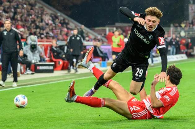 in the picture from l Philipp Treu SC Freiburg , Diogo Leite 1 FC Union , duel, action, fight, fights for the ball, GER, Berlin, 1 FC Union Berlin vs SC Freiburg, Bundesliga, Football, DFB, Spielzeit 2025 2026, Alte Foersterei, DFB DFL REGULATIONS PROHIBIT ANY USE OF PHOTOGRAPHS AS IMAGE SEQUENCES AND OR QUASI VIDEO, 01 11 25, Copyright: HMBxMedia UwexKoch