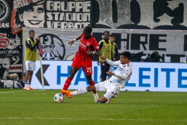 Duel between Omar Haktab Traore FC Heidenheim, 23 and Ansgar Knauff Eintracht Frankfurt, 07 , GER, 1 FC Heidenheim 1846 vs Eintracht Frankfurt, Football, 1 Bundesliga, Matchday 9, Season 2025 2026, 01 11 2025, DFL REGULATIONS PROHIBIT ANY USE OF PHOTOGRAPHS AS IMAGE SEQUENCES AND OR QUASI VIDEO, GER, 1 FC Heidenheim 1846 vs Eintracht Frankfurt, Football, 1 Bundesliga, Matchday 9, Season 2025 2026, 01 11 2025, Heidenheim Copyright: xEibner-Pressefoto EdwardxCheungx EP_ECG
