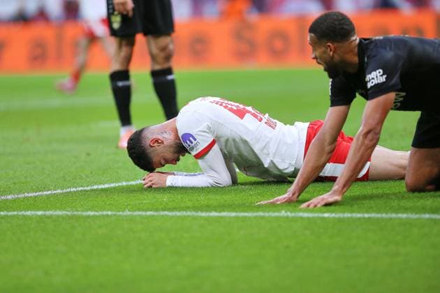 Leipzig, Saxony, Germany, 01 11 2025 Red Bull Arena 9 Matchday, Season 2025 26, 1 Soccer Bundesliga RB Leipzig VfB Stuttgart Romulo Cardoso 40, RBL on the ground, next to Josha Vagnoman 4, VfB Stuttgart Copyright: xdtsxNachrichtenagenturx dts_91593