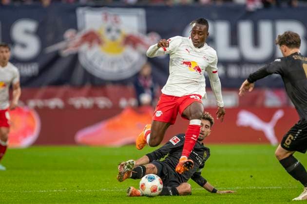 GER, Leipzig, Football, DFL Bundesliga, Matchday 9, RB Leipzig vs VFB Stuttgart v l Yan Diomande RB Leipzig 49 , Atakan Karazor VFB Stuttgart 16 , duel 01 11 2025, Red Bull Arena Leipzig DFL DFB REGULATIONS PROHIBIT ANY USE OF PHOTOGRAPHS AS IMAGE SEQUENCES AND OR QUASI VIDEO, Copyright: HMBxMedia PaulxFritz