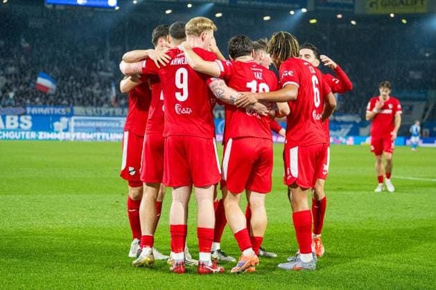 Rostock, Germany 01 November 2025 3 Liga 2025 2026 FC Hansa Rostock vs SC Verl In the picture 3 from left Jonas Arweiler SC Verl cheers with his teammates after his goal to 1 1, DFB regulations prohibit any use of photographs as image sequences and or quasi video Copyright: xFotostandx xVoelkerx