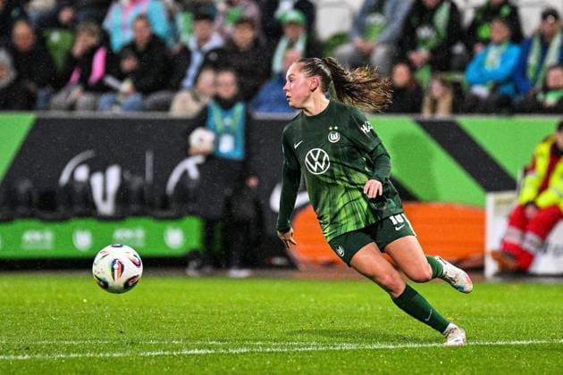 Soccer I Women I Season 2025 2026 I Bundesliga I 8 Matchday I VfL Wolfsburg TSG Hoffenheim I 01 11 2025 Janou Johanna Theodora Levels 15, VfL Wolfsburg with ball Crop, close-up, portrait, portrait, single photo, single image, body Wolfsburg AOK Stadium Lower Saxony Germany Copyright: xLobeca InesxHähnelx