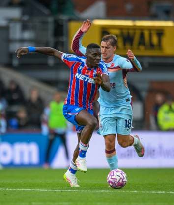 Crystal Palace v Brentford Premier League Ismaila Sarr of Crystal Palace and Yehor Yarmolyuk of Brentford battle for the ball during the Premier League match at Selhurst Park, London UK Newspapers OUT Copyright: xMalcolmxFellx FIL-22447-0028