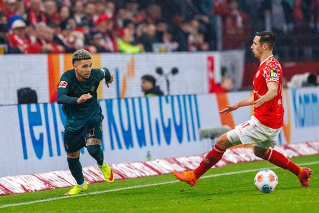 1 Soccer Bundesliga 1 FSV Mainz 05 Werder Bremen, 01 11 2025 Justin Njinmah SV Werder Bremen, 11 puts the ball through the legs of Dominik Kohr 1 FSV Mainz 05, 31 Match of matchday 9 of the Soccer Bundesliga between 1 FSV Mainz 05 and Borussia Dortmund at the MEWA Arena on 27 09 2025 DFL DFB regulations prohibit any use of photographs as image sequences and or quasi video Copyright: xBEAUTIFULxSPORTS Hahnex