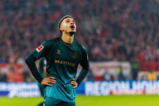 1 Soccer Bundesliga 1 FSV Mainz 05 Werder Bremen, 01 11 2025 Justin Njinmah SV Werder Bremen, 11 clasps his hands to his side in frustration Matchday 9 of the Soccer Bundesliga between 1 FSV Mainz 05 and Borussia Dortmund at the MEWA Arena on 27 09 2025 DFL DFB regulations prohibit any use of photographs as image sequences and or quasi video Copyright: xBEAUTIFULxSPORTS Hahnex