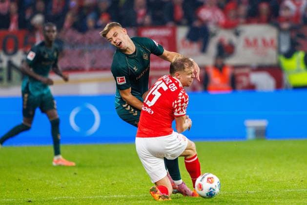 1 Soccer Bundesliga 1 FSV Mainz 05 Werder Bremen, 01 11 2025 Robust duel between Keke Topp SV Werder Bremen, 9 and Lennard Maloney 1 FSV Mainz 05, 15 Match from matchday 9 of the Soccer Bundesliga between 1 FSV Mainz 05 and Borussia Dortmund at the MEWA Arena on 27 09 2025 DFL DFB regulations prohibit any use of photographs as image sequences and or quasi video Copyright: xBEAUTIFULxSPORTS Hahnex