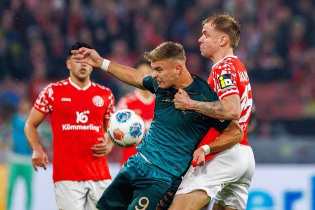1 Soccer Bundesliga 1 FSV Mainz 05 Werder Bremen, 01 11 2025 Duel between Keke Topp SV Werder Bremen, 9 and Lennard Maloney 1 FSV Mainz 05, 15 Match from matchday 9 of the Soccer Bundesliga between 1 FSV Mainz 05 and Borussia Dortmund in the MEWA Arena on 27 09 2025 DFL DFB regulations prohibit any use of photographs as image sequences and or quasi video Copyright: xBEAUTIFULxSPORTS Hahnex