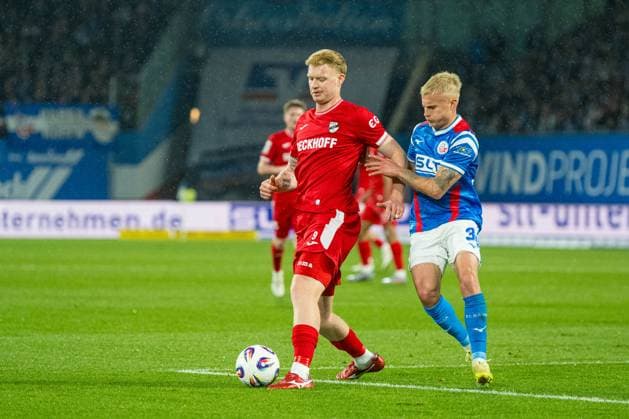 Rostock, Germany 01 November 2025 3 Liga 2025 2026 FC Hansa Rostock vs SC Verl In the picture from left in a duel Jonas Arweiler SC Verl and Viktor Bergh Hansa Rostock DFB regulations prohibit any use of photographs as image sequences and or quasi video Copyright: xFotostandx xVoelkerx