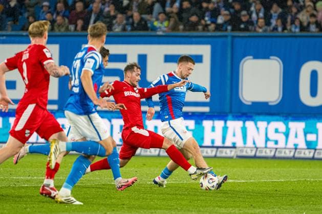 Rostock, Germany 01 November 2025 3 Liga 2025 2026 FC Hansa Rostock vs SC Verl In picture 3 from left in duel Yari Otto SC Verl and Jonas Dirkner Hansa Rostock DFB regulations prohibit any use of photographs as image sequences and or quasi video Copyright: xFotostandx xVoelkerx