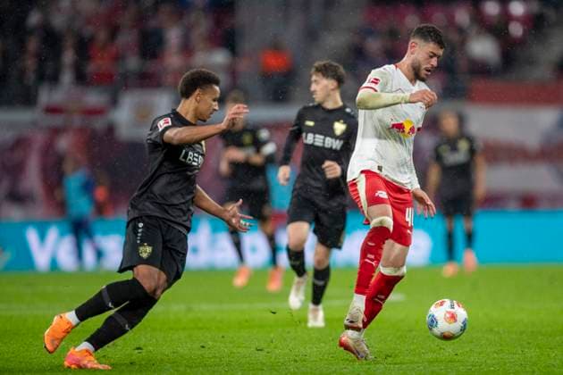 GER, Leipzig, Football, DFL Bundesliga, Matchday 9, RB Leipzig vs VFB Stuttgart pictured from l Luca Jaquez VFB Stuttgart 14 , Romulo RB Leipzig 40 , zweikampf 01 11 2025, Red Bull Arena Leipzig DFL DFB REGULATIONS PROHIBIT ANY USE OF PHOTOGRAPHS AS IMAGE SEQUENCES AND OR QUASI VIDEO, Copyright: HMBxMedia PaulxFritz