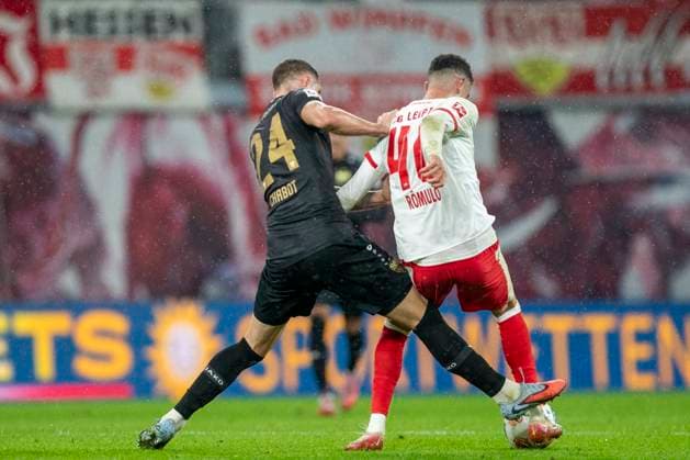 GER, Leipzig, Football, DFL Bundesliga, Matchday 9, RB Leipzig vs VFB Stuttgart pictured from l Jeff Chabot VFB Stuttgart 24 , Romulo RB Leipzig 40 , duel 01 11 2025, Red Bull Arena Leipzig DFL DFB REGULATIONS PROHIBIT ANY USE OF PHOTOGRAPHS AS IMAGE SEQUENCES AND OR QUASI VIDEO, Copyright: HMBxMedia PaulxFritz