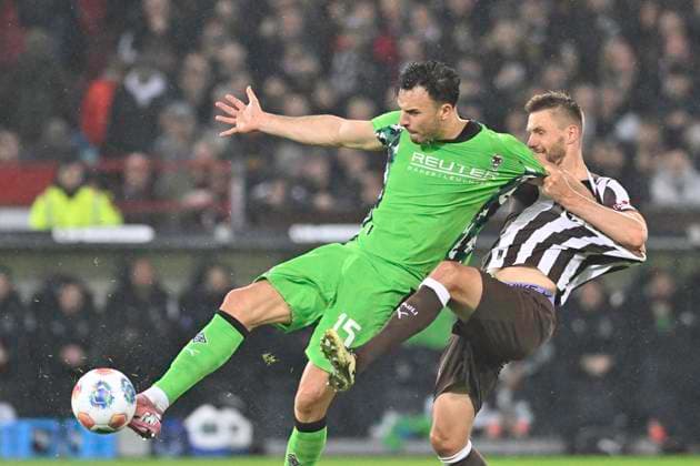 GER 1 FBL, FC St Pauli vs Borussia Moenchengladbach 01 11 2025, Millerntorstadion, Hamburg, GER 1 FBL, FC St Pauli vs Borussia Moenchengladbach in the picture Haris Tabakovic Moenchengladbach 15 tries to assert himself against Karol Mets Pauli 03 nordphotoxGmbH xWitke nph00002