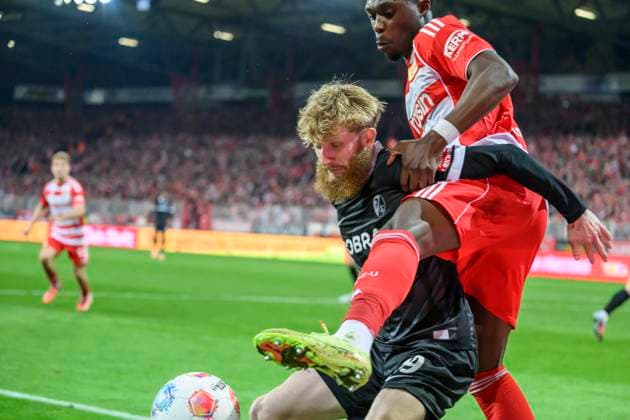 in the picture from l Niklas Beste SC Freiburg , duel, action, fight, fights for the ball, GER, Berlin, 1 FC Union Berlin vs SC Freiburg, Bundesliga, football, DFB, season 2025 2026, Alte Foersterei, DFB DFL REGULATIONS PROHIBIT ANY USE OF PHOTOGRAPHS AS IMAGE SEQUENCES AND OR QUASI VIDEO, 01 11 25, Copyright: HMBxMedia UwexKoch