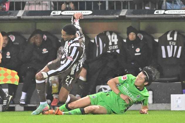GER 1 FBL, FC St Pauli vs Borussia Moenchengladbach 01 11 2025, Millerntorstadion, Hamburg, GER 1 FBL, FC St Pauli vs Borussia Moenchengladbach in picture Haris Tabakovic Moenchengladbach 18 fouls Andreas Hountondji Pauli 27 nordphotoxGmbH xWitke nph00002