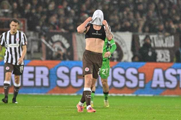 GER 1 FBL, FC St Pauli vs Borussia Moenchengladbach 01 11 2025, Millerntorstadion, Hamburg, GER 1 FBL, FC St Pauli vs Borussia Moenchengladbach in the picture Connor Metcalfe Pauli 24 pulls the jersey over his head nordphotoxGmbH xWitke nph00002