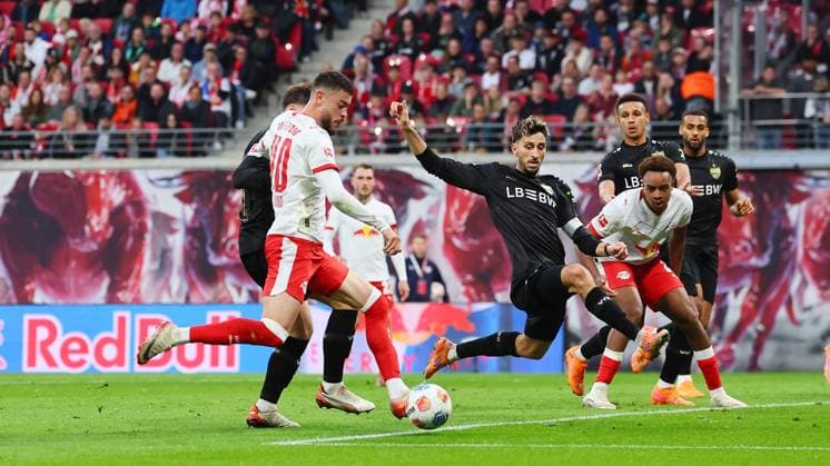 RB Leipzig Stuttgart Bundesliga Leipzig, 01 11 2025, Red Bull Arena, Football, Bundesliga, Matchday 9 , RB Leipzig vs VfB Stuttgart , Pictured from left Romulo (40, RB Leipzig) und Atakan Karazor (16, Stuttgart) und Assan Ouedraogo (20, RB Leipzig) Picture Point