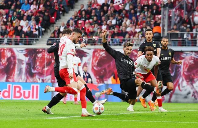 RB Leipzig Stuttgart Bundesliga Leipzig, 01 11 2025, Red Bull Arena, Football, Bundesliga, Matchday 9 , RB Leipzig vs VfB Stuttgart , Pictured from left Romulo (40, RB Leipzig) und Atakan Karazor (16, Stuttgart) und Assan Ouedraogo (20, RB Leipzig) Picture Point
