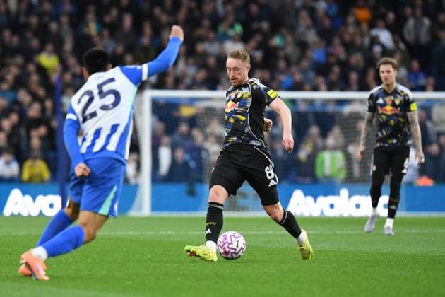 Brighton and Hove Albion v Leeds United Premier League 01 11 2025. Sean Longstaff Midfielder of Leeds United plays the ball while under pressure from Diego Gomez Midfielder of Brighton and Hove Albion during the Premier League match between Brighton and Hove Albion and Leeds United at the American Express Stadium, Brighton and Hove, England on 1 November 2025. Brighton and Hove American Express Stadium East Sussex England Editorial use only DataCo restrictions apply See www.football-dataco.com , Copyright: xJeffxMoodx PSI-23147-0047