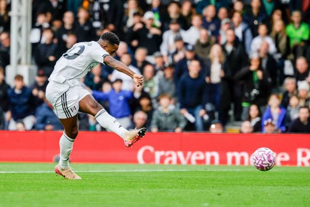 1st November 2025; Craven Cottage, Fulham, London, England; Premier League Football, Fulham versus Wolverhampton Wanderers; Fulham FC Defender Ryan Sessegnon shpoots and scores a goal in the 9th minute against Wolverhampton Wanderers FC  BobxKupbens