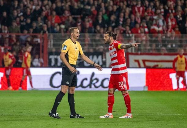 Soccer, Men, Season 2025 2026, 1 Bundesliga 9 Matchday , 1 FC Union Berlin SC Freiburg, long wait for the video evidence after the supposed goal by Andrej Ilic 1 FC Union Berlin to 1 0, referee Sören Storks, Christopher Trimmel 1 FC Union , 01 11 2025, Copyright: xMatthiasxKochx