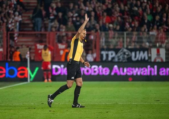 Soccer, Men, Season 2025 2026, 1 Bundesliga 9 Matchday , 1 FC Union Berlin SC Freiburg, long wait for the video evidence after the supposed goal by Andrej Ilic 1 FC Union Berlin to 1 0, referee Sören Storks disallowed the goal, 01 11 2025, Copyright: xMatthiasxKochx