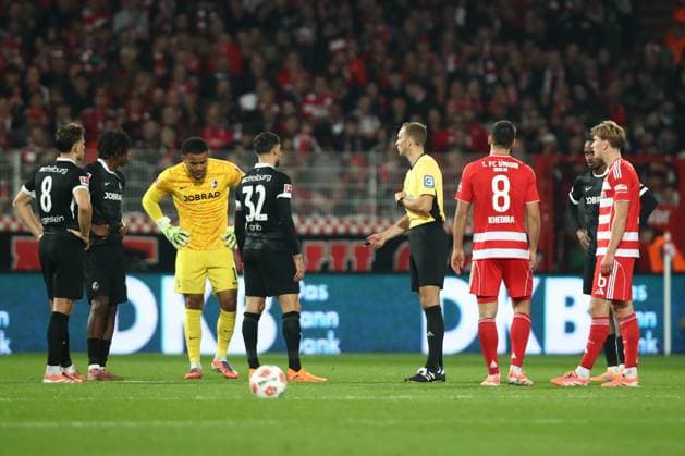 01 11 2025, xtgx, Fußball 1 Bundesliga, 1 FC Union Berlin SC Freiburg emspor, v l Schiedsrichter, Schiri, referee Sören Storks takes goal back from Andrej Ilic Union Berlin, 23, VAR, Videobeweis DFL DFB REGULATIONS PROHIBIT ANY USE OF PHOTOGRAPHS as IMAGE SEQUENCES and or QUASI VIDEO Berlin