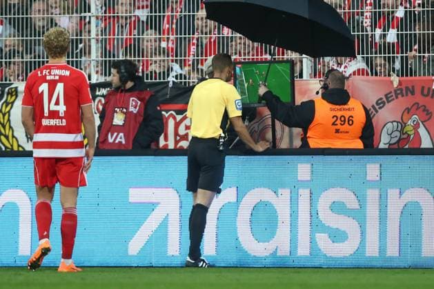 01 11 2025, xtgx, Fußball 1 Bundesliga, 1 FC Union Berlin SC Freiburg emspor, v l Schiedsrichter, Schiri, referee Sören Storks takes goal back from Andrej Ilic Union Berlin, 23, VAR, Videobeweis DFL DFB REGULATIONS PROHIBIT ANY USE OF PHOTOGRAPHS as IMAGE SEQUENCES and or QUASI VIDEO Berlin