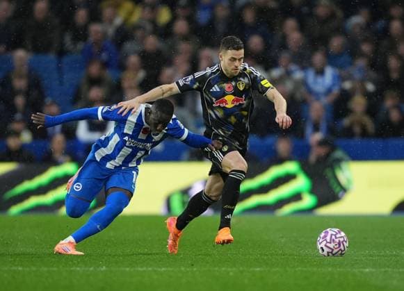 Gabriel Gudmundsson of Leeds United gets past Yankuba Minteh of Brighton & Hove Albion. Brighton and Hove Albion v Leeds United, Premier League, Football, American Express Community Stadium, Brighton, UK - 01 Nov 2025Brighton American Express Community Stadi United Kingdom EDITORIAL USE ONLY No use with unauthorised audio, video, data, fixture lists, club league logos or live services. Online in-match use limited to 120 images, no video emulation. No use in betting, games or single club league player publications. Copyright: xSeanxRyan Shutterstockx 15639793av